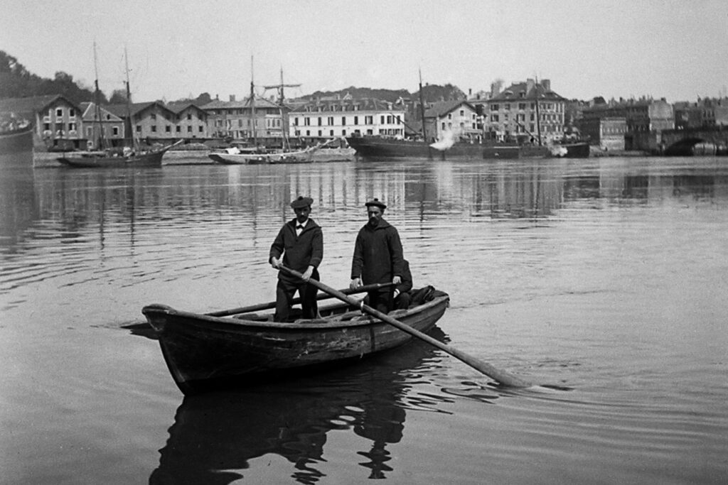 Les matelots de la Douane dans une barque