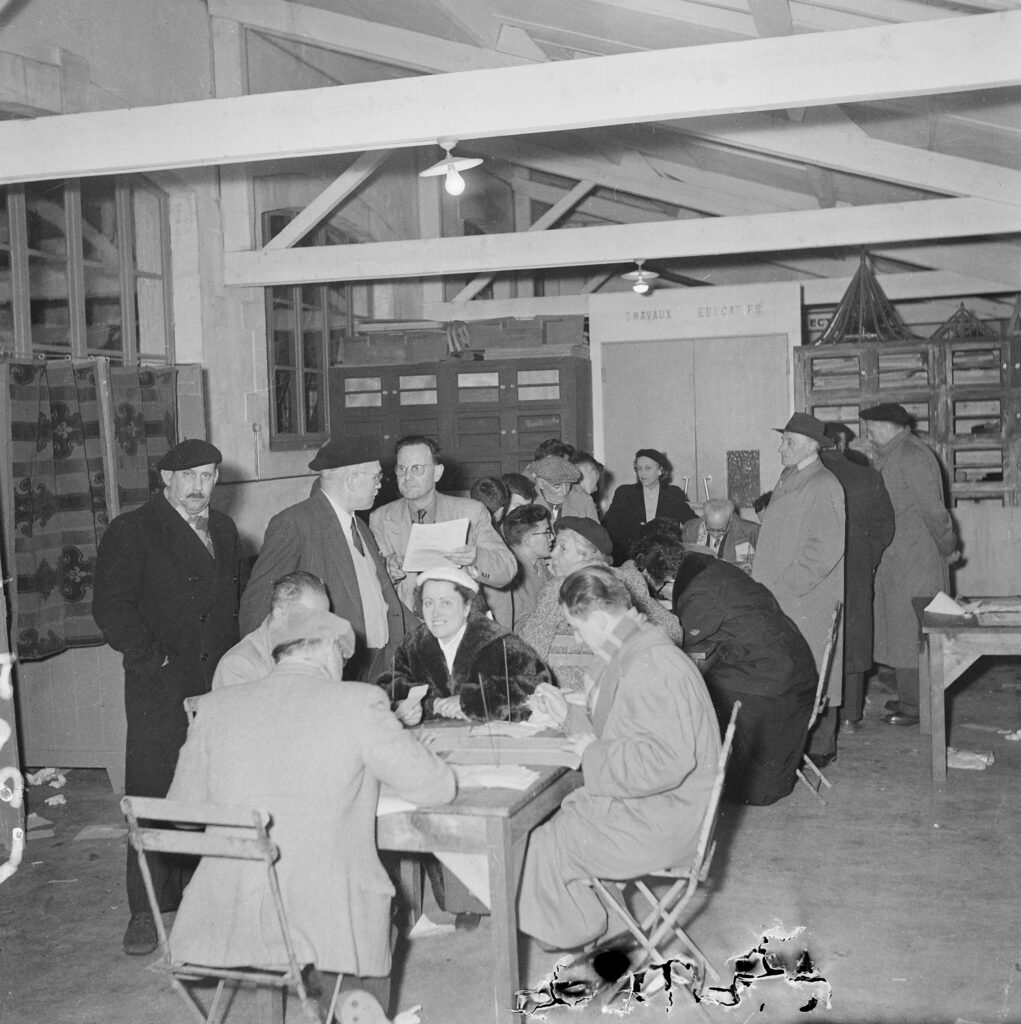 Dépouillement lors des élections de 1953 (Fonds Montagne - 10 Fi 5807)
